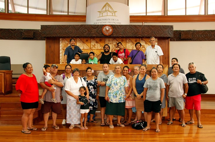 Une visite familiale en rarotongien à l’assemblée de la Polynésie française 