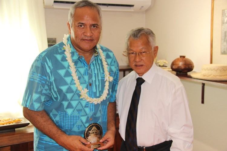 Gaston Tong Sang reçoit le chef de la délégation de Kaitiaki Tagaloa
