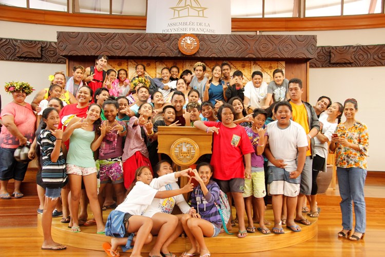128 enfants d’un centre de vacances organisé par l’UCJG de Papenoo en visite à l’assemblée 