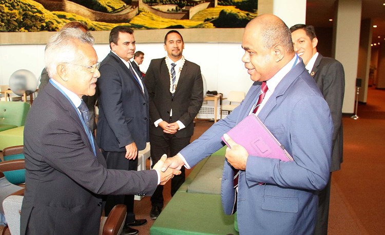 Le président Gaston TONG SANG et les membres de la délégation conduite par Edouard FRITCH rencontrent les ambassadeurs du Vanuatu et de la France à l'ONU