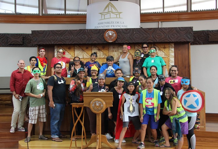 Les stagiaires de la Fédération des œuvres laïques découvrent l’assemblée de la Polynésie française