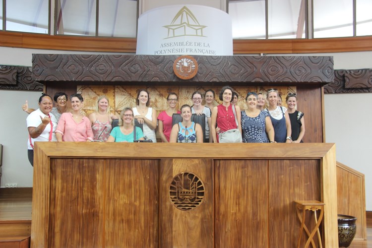 19 épouses de militaires découvrent l’assemblée de la Polynésie française