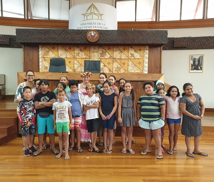 Deux classes de l’école Nahoata découvrent l’assemblée de la Polynésie française