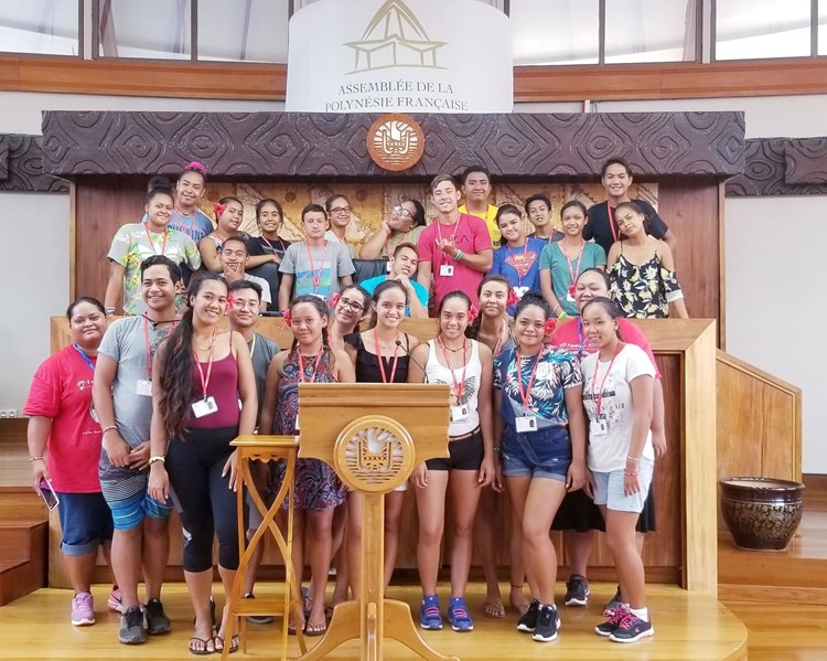 25 élèves du Collège-Lycée AMJ de Uturoa en visite à l’assemblée de la Polynésie française