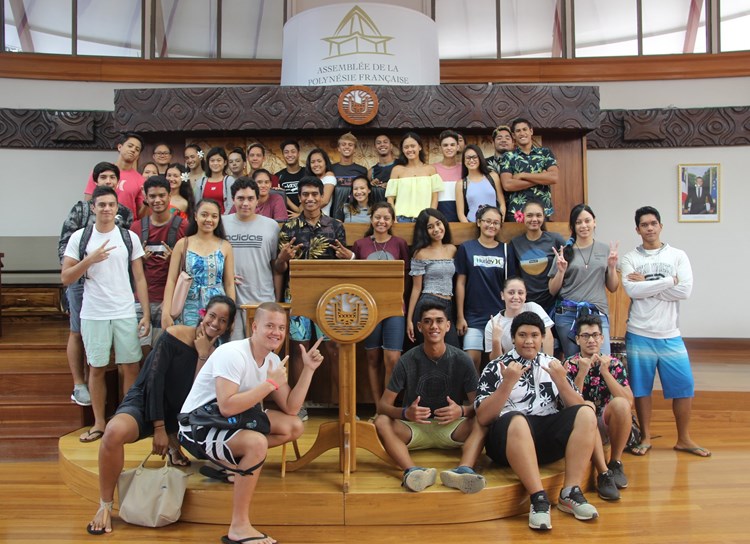 43 élèves de première S et ES du lycée Sacré Cœur visitent l’assemblée
