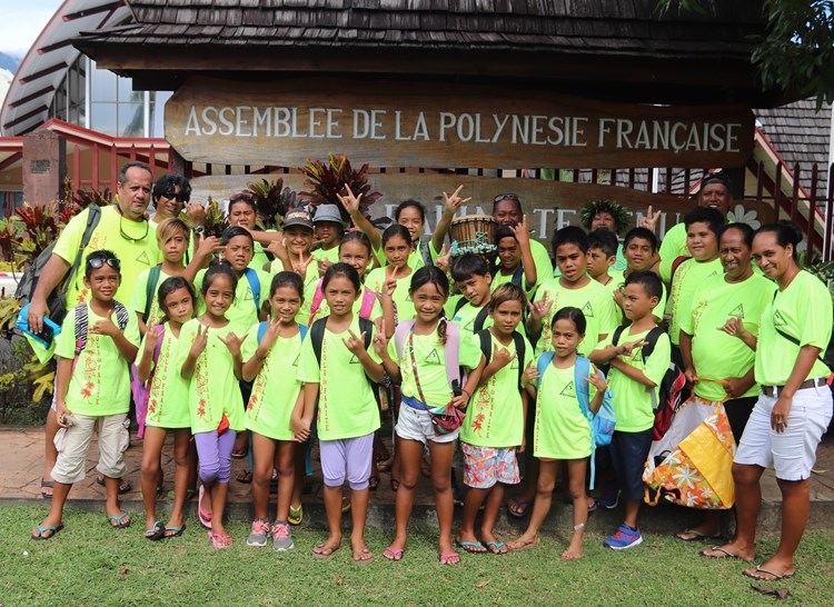 Une classe de l’école primaire Turia I Teanuanua de Faaite en visite à l’assemblée