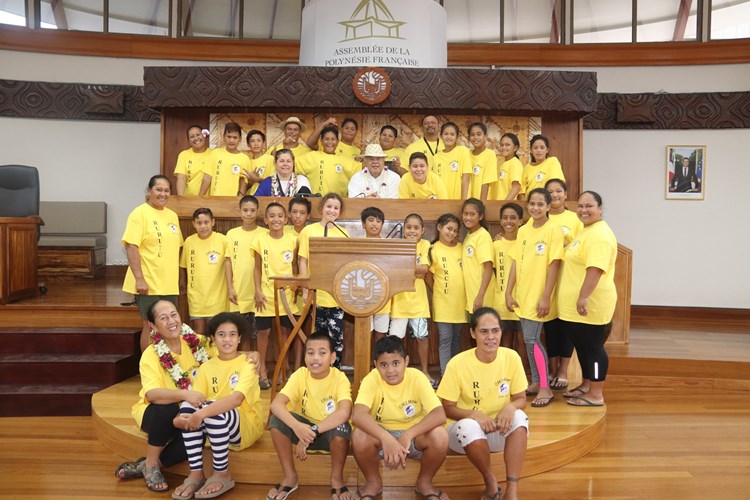 Une classe de CM2 de l’école de Moerai à Rurutu découvre l’assemblée de la Polynésie française