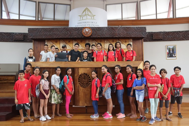 Une classe de sixième du Collège Sacré Cœur visite l’assemblée