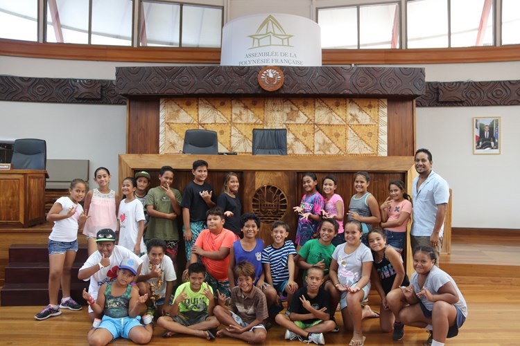 Deux classes de l’école élémentaire de Fitii découvrent l’assemblée de la Polynésie française