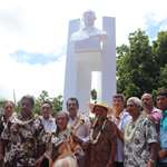 Découverte des plaques commémoratives du premier anniversaire de la réhabilitation de Pouvana’a A Oopa