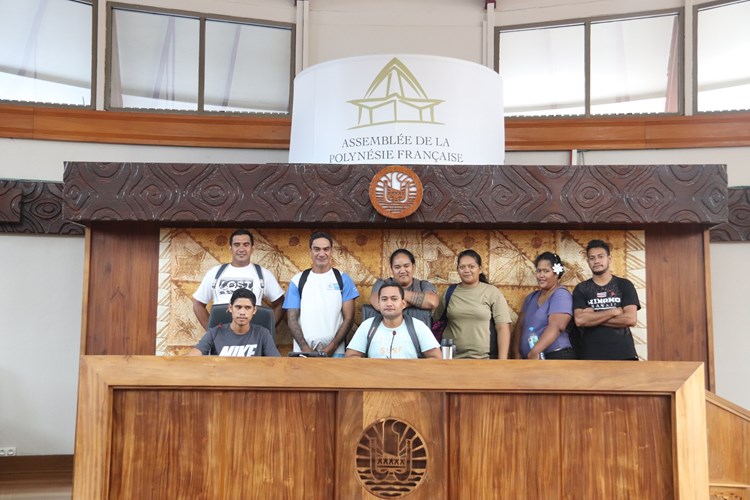  Huit stagiaires du centre de formation Grand Angle ont visité l’assemblée de la Polynésie française