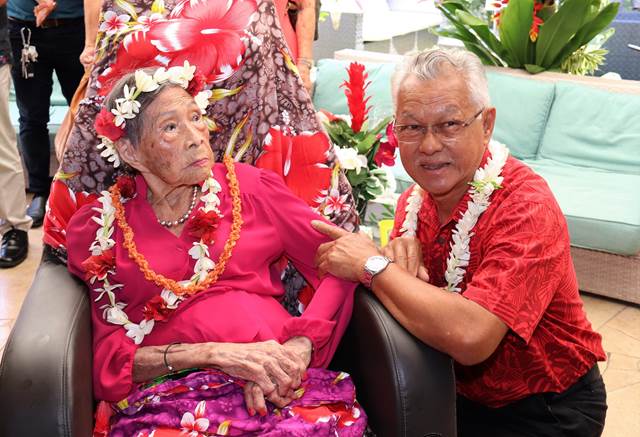 Le 105ème anniversaire de Marthe SUARD, doyenne des Polynésiens, célébré en présence du président de l’assemblée