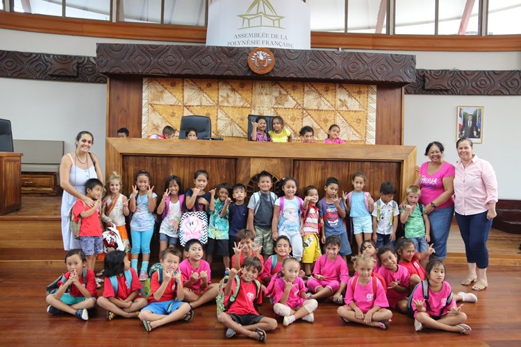 Quatre classes de l'école Tiapa découvrent l'assemblée de la Polynésie française