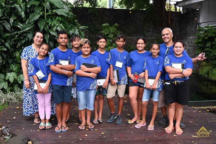 Neuf collégiens de Takaroa en visite à l’assemblée de la Polynésie française