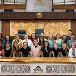 Deux classes de l’université Pacific Oregon visitent l'assemblée de la Polynésie française