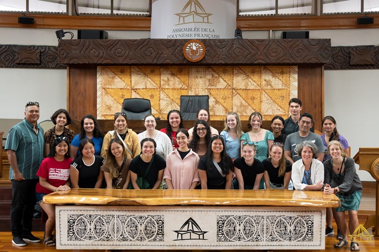 Deux classes de l’université Pacific Oregon visitent l'assemblée de la Polynésie française