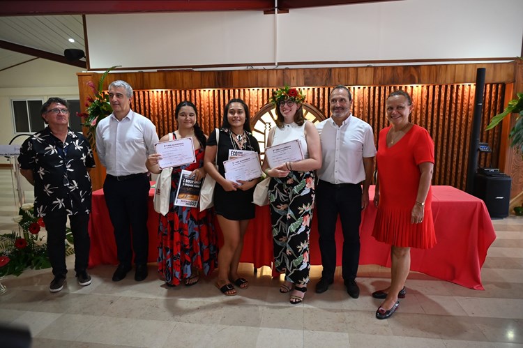 Remise du prix de l’excellence économique à l’assemblée en présence de Mme Sylvana PUHETINI