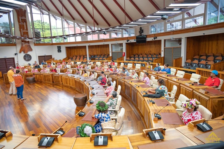 Deux associations de personnes âgées visitent l'assemblée 