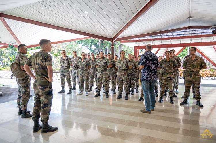 Visite guidée pour vingt-cinq stagiaires du RSMA dans les locaux de l'assemblée de la Polynésie française