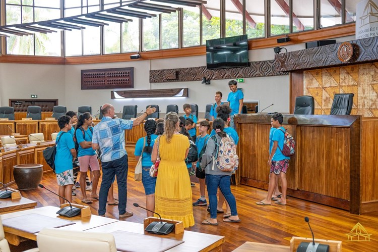 La 6ème B du collège d’Anne-Marie Javouhey accueillie à l’assemblée de la Polynésie française.