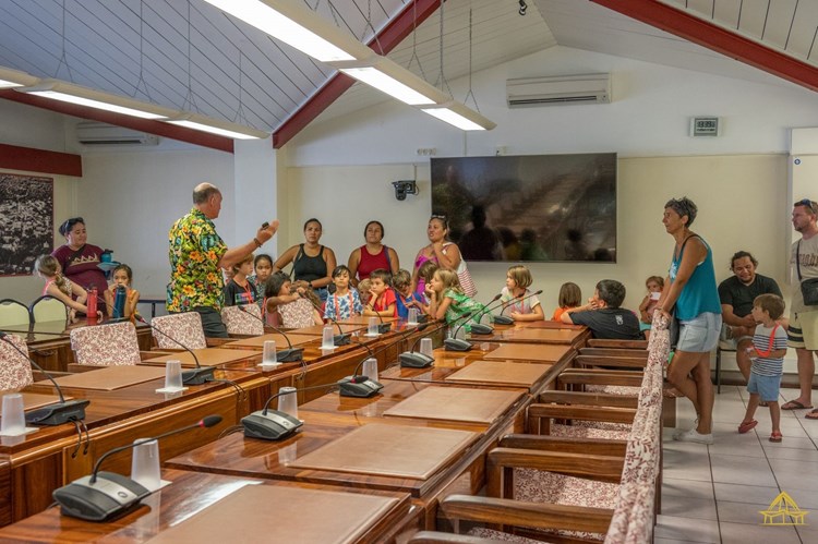 25 enfants de l’école bilingue de Punaauia en visite à l’assemblée de la Polynésie française