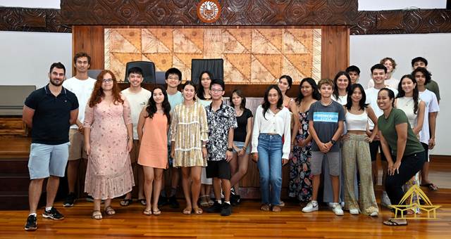Visite guidée d’élèves du lycée La Mennais à l'assemblée de la Polynésie française