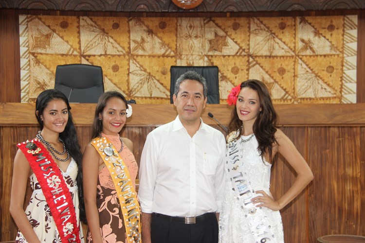 Le président reçoit la Miss Tahiti, ses dauphines et la Miss Heiva 