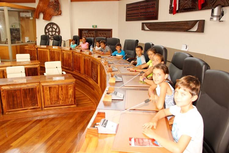 12 écoliers de RAIATEA découvrent l’assemblée 