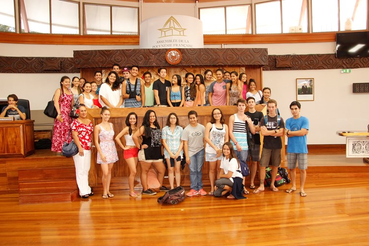 33 élèves de première L et S du lycée Sacré Cœur visitent l’assemblée 