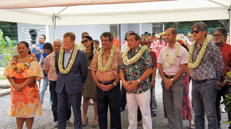 M. John TOROMONA assiste à l’inauguration de la salle polyvalente « Pape ora » et du site du Bain-Loti réaménagé.