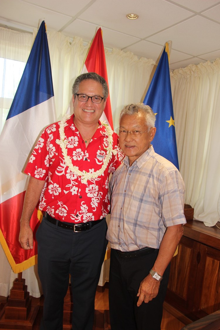 Le président de l’assemblée de la Polynésie française reçoit le sénateur hawaïen J. Kalani English.