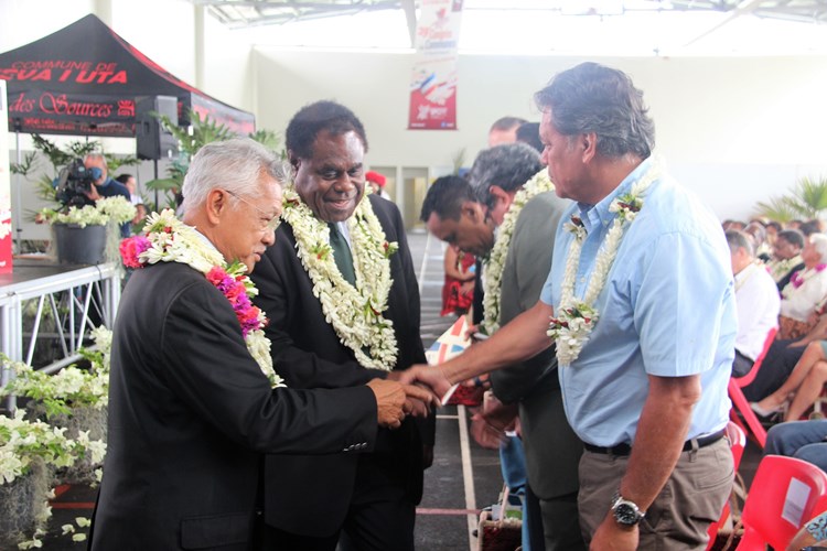 Le président du Parlement du Vanuatu et sa délégation présents, aux côtés du président Gaston TONG SANG, à l’ouverture officielle du Congrès des communes de Polynésie française