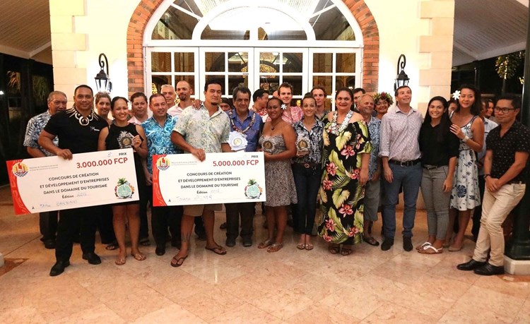 Mesdames Virginie BRUANT et Tepuaraurii TERIITAHI assistent à la remise des prix du concours de création et de développement des entreprises du tourisme