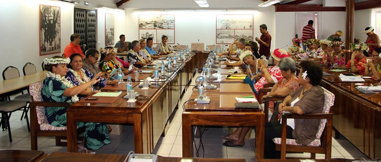 Les matahiapo de Moorea présentent les résultats d’une étude relative à leur situation sanitaire et sociale aux élus de l’assemblée et au ministre de la santé