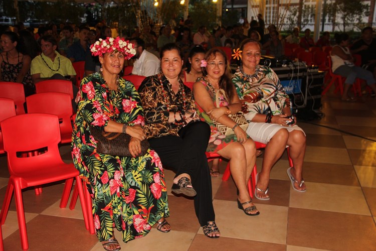Mme Sylvana PUHETINI assiste à la projection en avant-première du film documentaire, "PATUTIKI, l’art du tatouage des îles Marquises"
