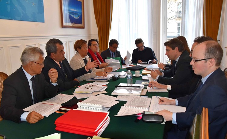 Réforme du statut de la Polynésie française: le Président du Pays et le Président de l'Assemblée rencontrent le rapporteur du Sénat