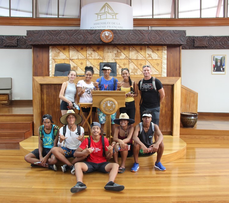 10 élèves du collège de Rurutu qualifiés pour les finales de sport collectif en visite à l’assemblée