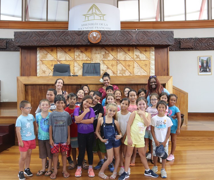 Une classe de CE2 de l’école Saint Hilaire découvre l’assemblée de la Polynésie française