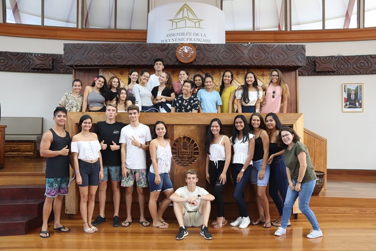 25 élèves de terminale ES du Lycée La Mennais ont visité la 3ème institution du Pays