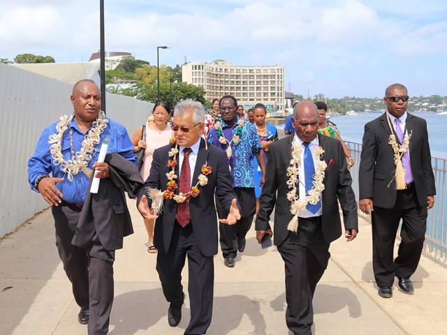 Mai 2019 - Le président de l'assemblée en route pour la visite du marché de Port Vila