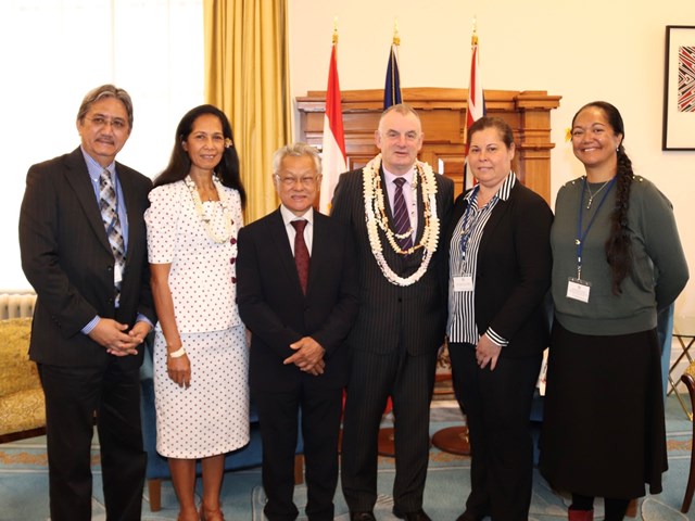 Août 2019 - Le président de l'assemblée de la Polynésie française aux côtés du président de la Chambre des représentants de la Nouvelle Zélande, M. Trevor MALLAR ainsi que des élus à l'assemblée de la Polynésie française