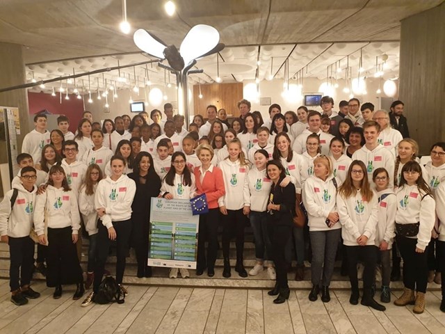 Novembre 2019 - Participation d’élèves du collège de Bora Bora à la déclaration européenne des droits de la planète et du vivant présentée au Parlement européen de Strasbourg