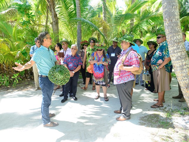 Les parlementaires visitent l'hôtel Brando à Tetiaroa