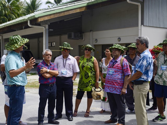 Les parlementaires visitent l'hôtel Brando à Tetiaroa