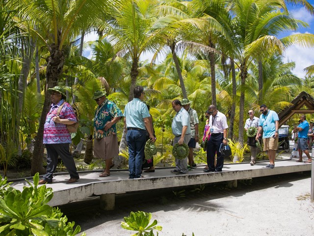 Les parlementaires visitent l'hôtel Brando à Tetiaroa