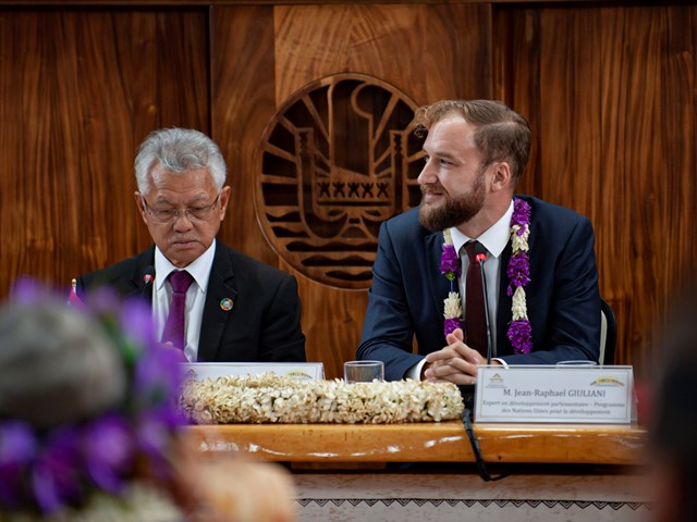 Le président de l'assemblée de la Polynésie française et M. jean-Raphaël GIULIANI, représentant du Programme des Nations Unies pour le Développement, PNUD