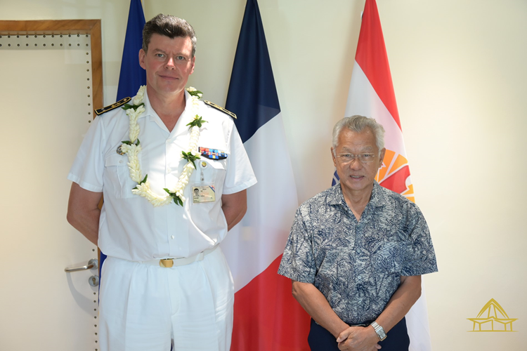 Le contre-amiral Geoffroy d’Andigné reçu par le président Gaston TONG SANG
