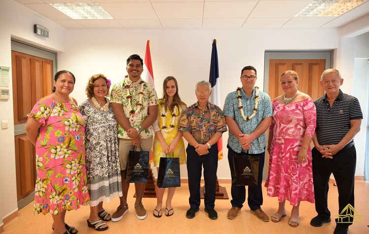 Remise des attestations de stage aux quatre étudiants du dispositif « Jeunes cadres polynésiens – Te u’i hou no ananahi »