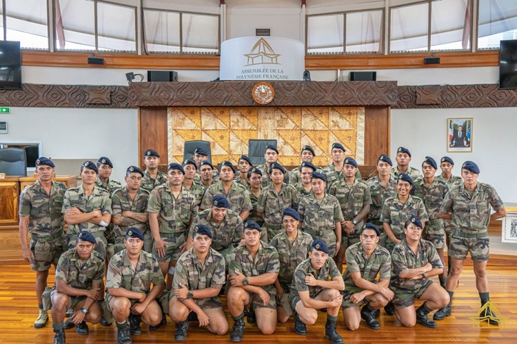 Un groupe de jeunes stagiaires du RSMA visite l’assemblée