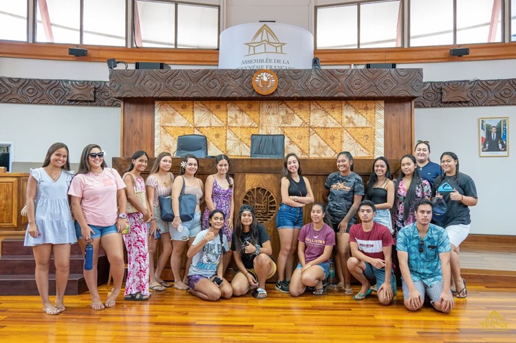 Une classe de 1ère du lycée du Sacré Cœur visite l’assemblée de la Polynésie française